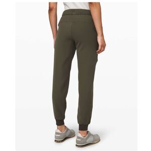 Lululemon On the Fly Jogger Size 6 Olive Green